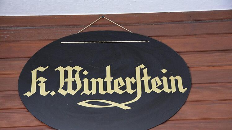 Das alte Firmenschild hängt wieder im Laden. Steffi Friedrich hält es in Ehren.Dagmar Besand