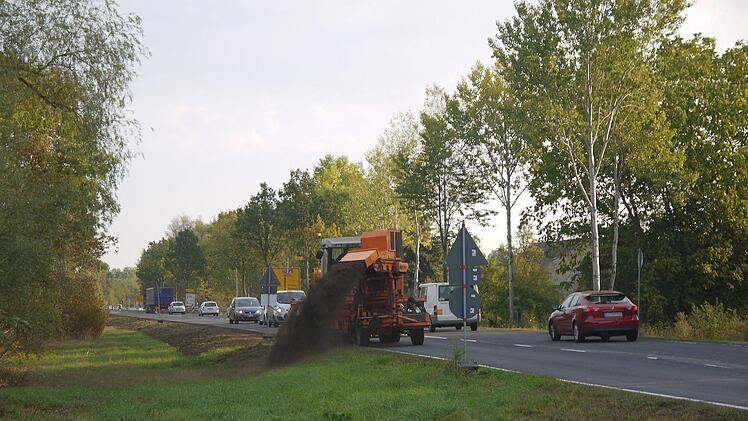Die Vorbereitungen laufen: Ab Freitagnachmittag wird die Bundesstraße 4 südlich von  Rossach gesperrt.Foto: Berthold Köhler