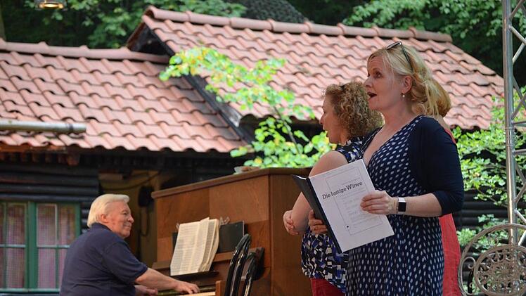 Proben mit Abstand: Die Künstler der Sommeroperette Heldritt singen sich für die Galakonzerte ein.  Foto: Gabi Bertram
