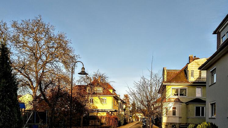 Blick in die Friedrich-Ebert-Straße in Neustadt, die dem ehemaligen Reichspräsidenten gewidmet ist.