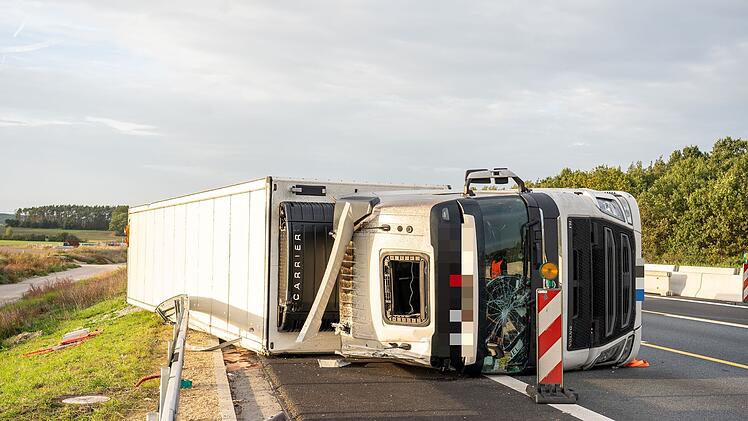 Unfall auf A3: Lkw mit 320 Schweineh&auml;lften kippt um - Einsatzkr&auml;fte werden bei Bergung kreativ