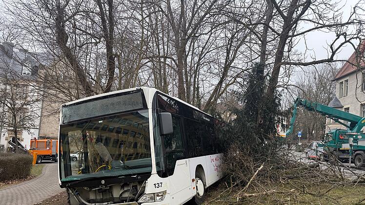 Coburg: Linienbus rollt plötzlich ohne Fahrer los