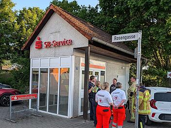 Feuerwehr befreit Mann aus Tresorraum