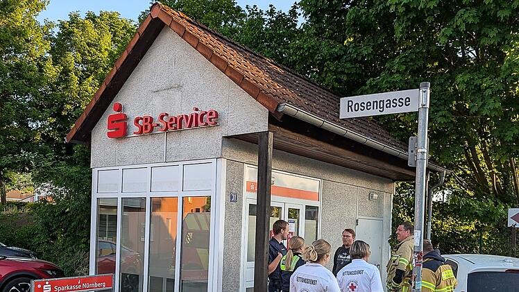 Feuerwehr befreit Mann aus Tresorraum