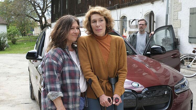 Fr&uuml;her waren Petra (Eva Mattes, links) und Josefa (Adele Neuhauser), damals noch Josef, verheiratet, heute k&ouml;nnen sie Freundinnen sein, auch wenn das noch einiges an Arbeit bedeutet. Josefas Mann (Matthias Matschke) versteht nicht, wieso sie nicht mit ihm zur&uuml;ck nach M&uuml;nchen kommt.