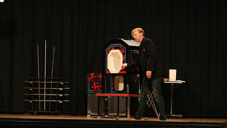 In dieser Kiste steckt Assistentin Sarah