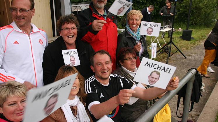 Pfarrer Michael Kubatko und seine fan-Gemeinde.