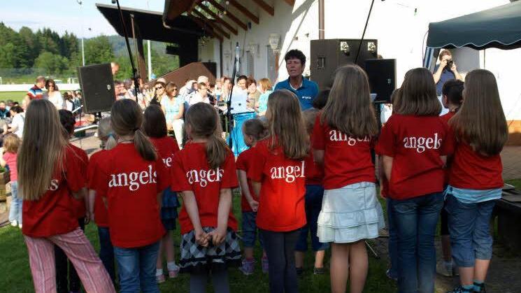 Die kleinen "Angels" ganz groß - sie eröffneten das Open Air auf dem FC Gelände.