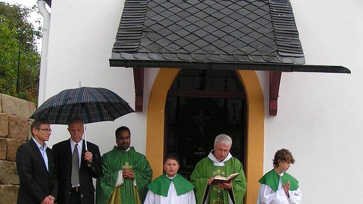 Pfarrer Gerhard Möckel segnete die restaurierte Kapelle. Foto: Heidi Amon