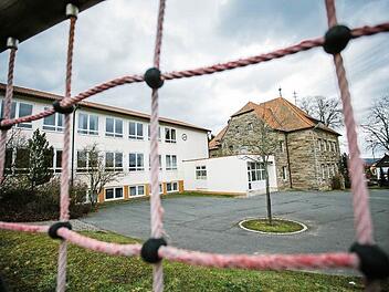 Die alte Gehülzer Grundschule soll ab kommender Woche für die Belange von Kleinkindern umgerüstet werden. Für Asylbewerber, die im Zuge des Winternotfallplans der Regierung Oberfranken wohl auch in Kronach ankommen werden, ist ein Alternativgebäude gefunden.  Foto: Hendrik Steffens
