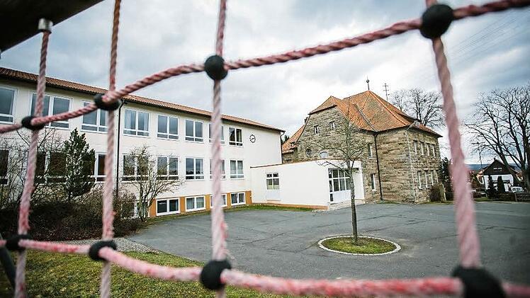 Die alte Gehülzer Grundschule soll ab kommender Woche für die Belange von Kleinkindern umgerüstet werden. Für Asylbewerber, die im Zuge des Winternotfallplans der Regierung Oberfranken wohl auch in Kronach ankommen werden, ist ein Alternativgebäude gefunden.  Foto: Hendrik Steffens