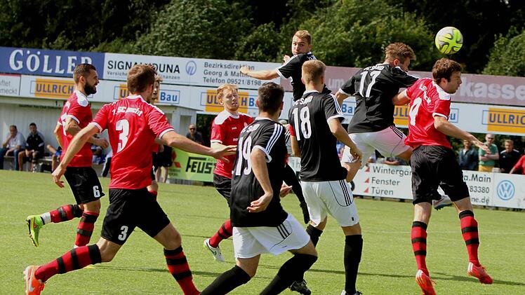 Hoffnung keimt hier noch einmal für den FC Sand auf, als Florian Pickel (2. Von rechts) Mit dem Kopf zum 1:2 verkürzen kann und der Feuchter Christoph Klier (rechts) keine Abwehrchance mehr hat. Foto: Günther Geiling