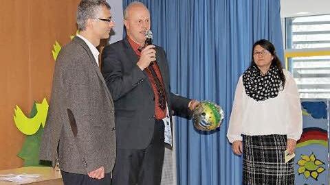 Der Architekt Markus Haindl (links) übergab anstelle eines Schlüssels einen Spielball an Bürgermeister Gerald Brehm und Kita-Leiterin Dana Macioszczyk.Foto: Tina Meier