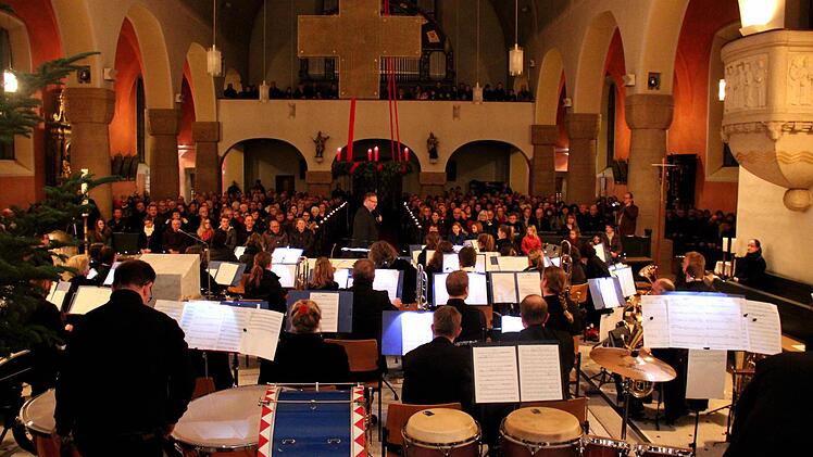 Blick vom Altar, Pfarrer Ringer begrüßt