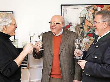 Volker Hahn (l.) und Helmut Pfefferle (r.) stoßen mit dem Geburtstagskind Ernst Jürgen Dahlmann an.  Foto: Franz Galster
