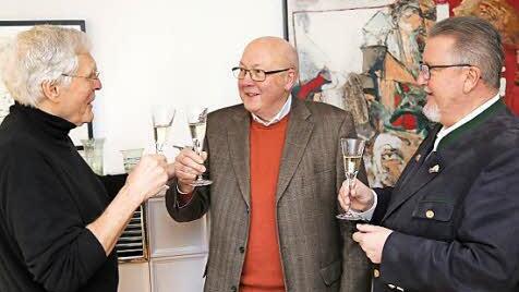 Volker Hahn (l.) und Helmut Pfefferle (r.) stoßen mit dem Geburtstagskind Ernst Jürgen Dahlmann an.  Foto: Franz Galster