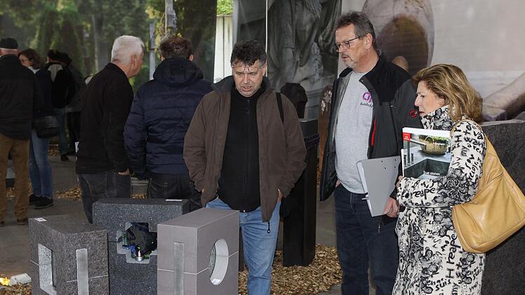 Kundschaft blickt sich anlässlich des Firmenjubiläums um. Michael Wunder