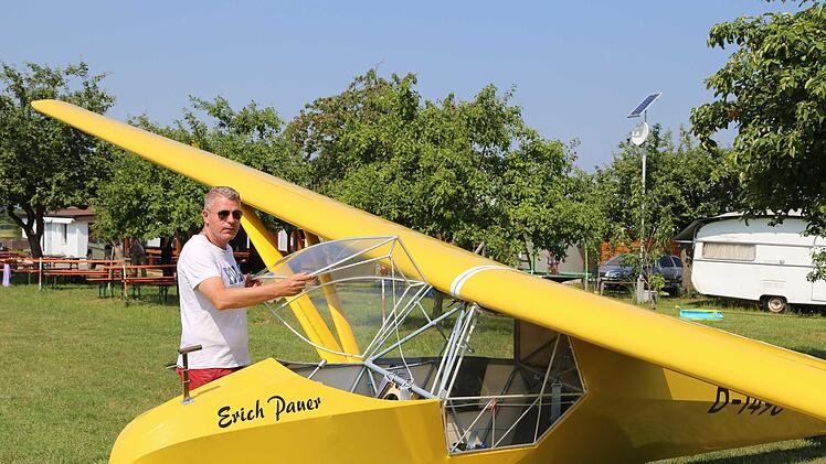 Andre Barthelme erläutert den alten "Specht". Foto:  Franz Galster