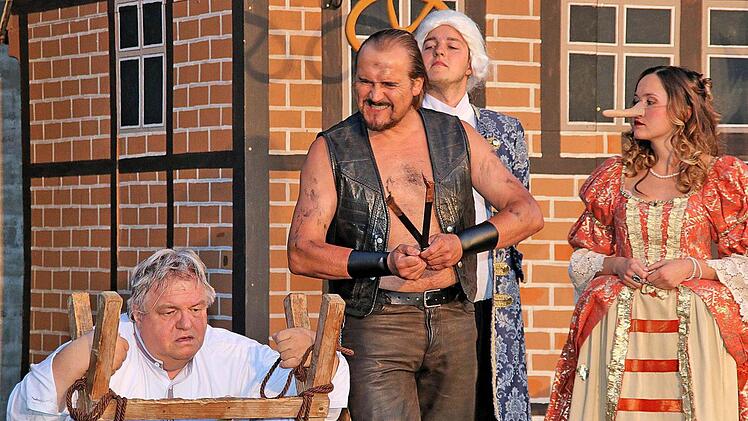 Mit dem Leben abgeschlossen hat der Medicus (Wolfgang Rützel (links), denn  der Scharfrichter (Jürgen Bartenstein, rechts daneben) soll ihm den Kopf  abschlagen. Daneben Fürst Siegesmund von Hohenzinken (Fabian Rützel) und Fürstin Sieglinde (Elke Thomas). Dieter Britz
