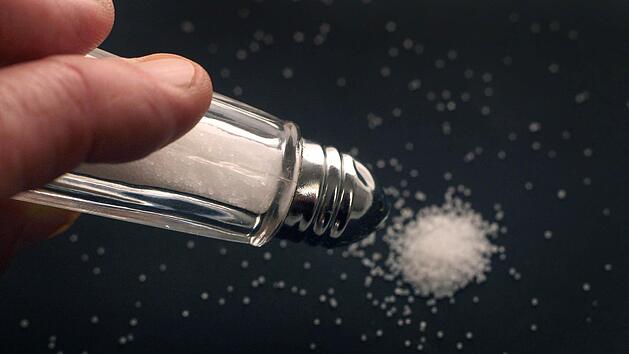 Forscher haben untersucht, welche Wirkung erh&ouml;hte Salzmengen auf den K&ouml;rper haben. Symbolbild: Karl-Josef Hildenbrand/dpa