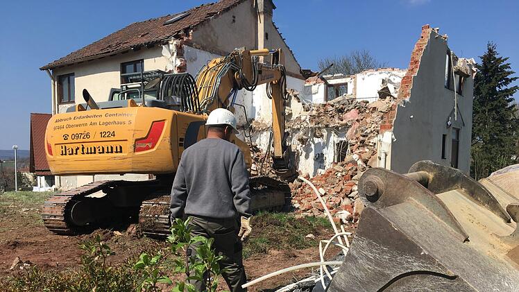 In Haard wird das ehemalige Lehrerwohnhaus abgerissen. Hier sollen g&uuml;nstige Mietwohnungen gebaut werden. Foto: Kerstin V&auml;th