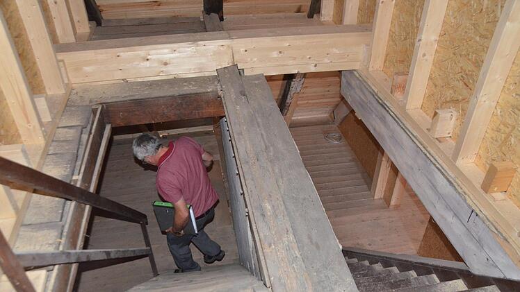 Zwischen die Treppen der beiden Haushälften kommt noch eine Trennwand.