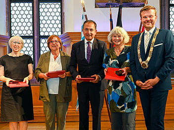 Nürnberg: Für ihr Engagement für Solidarität und Integration - Stadt verleiht Bürgermedaillen Nürnberg: Für ihr Engagement für Solidarität und Integration - Stadt verleiht Bürgermedaillen