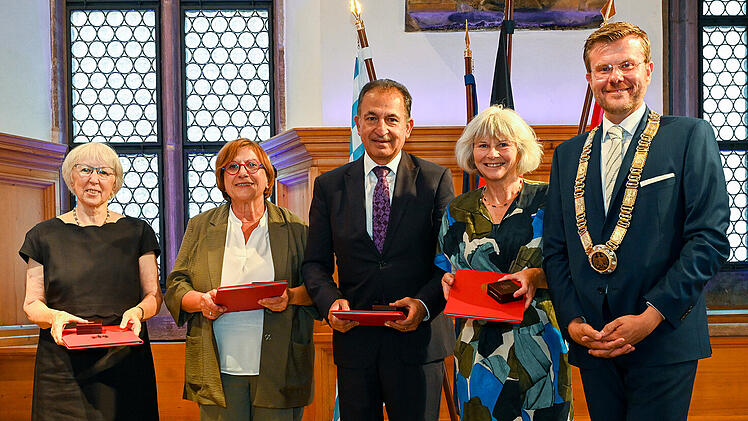 N&uuml;rnberg: F&uuml;r ihr Engagement f&uuml;r Solidarit&auml;t und Integration - Stadt verleiht B&uuml;rgermedaillen