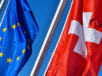 Die Flaggen der Schweiz und der EU