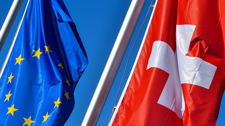 Die Flaggen der Schweiz und der EU