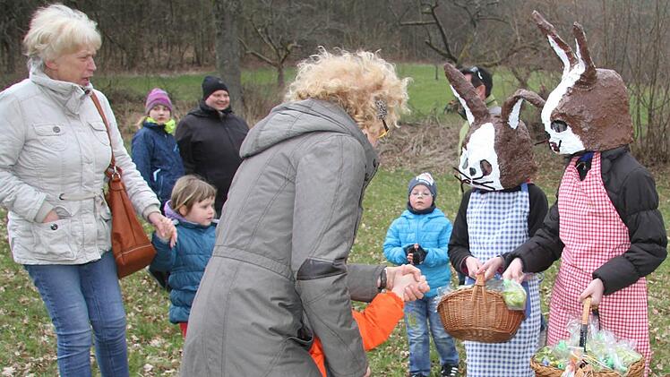 So mancher kleine Naseweis hat vor den Osterhasen mit den Pappmachémasken gehörigen Respekt