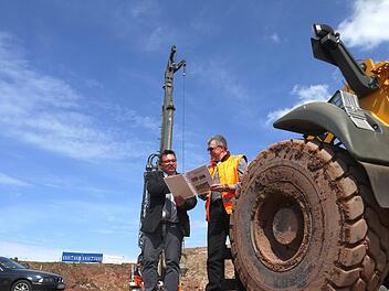 Lagebesprechung vor schwerem Gerät: Bürgermeister Jürgen Wittmann (links) und Günter Engelhardt besprechen den Zeitplan für den Neubau einer Brücke über die B 303 bei Roth am Forst. Foto: Berthold Köhler