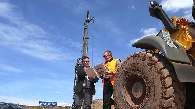 Lagebesprechung vor schwerem Gerät: Bürgermeister Jürgen Wittmann (links) und Günter Engelhardt besprechen den Zeitplan für den Neubau einer Brücke über die B 303 bei Roth am Forst. Foto: Berthold Köhler