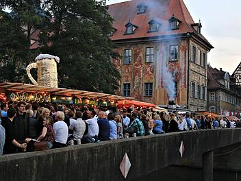 Gut besucht: die Untere Brücke am zweiten Kerwa-Tag. (Ferdinand Merzbach)