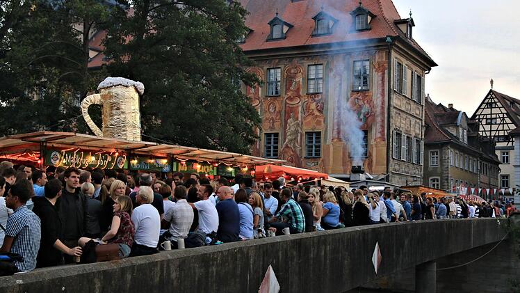 Gut besucht: die Untere Brücke am zweiten Kerwa-Tag. (Ferdinand Merzbach)