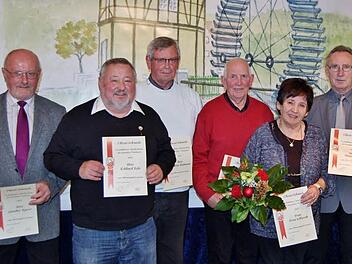 Zu Ehrenmitgliedern bei der TSVgg Hausen wurden ernannt: (von links) Günther Egerer, Eckhard Fehr, Joachim Hofmann, Josef Markert, Erna Schlereth und Bernhard Troll. Fotos: Sigismund von Dobschütz