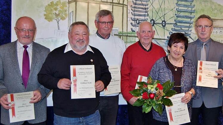 Zu Ehrenmitgliedern bei der TSVgg Hausen wurden ernannt: (von links) Günther Egerer, Eckhard Fehr, Joachim Hofmann, Josef Markert, Erna Schlereth und Bernhard Troll. Fotos: Sigismund von Dobschütz