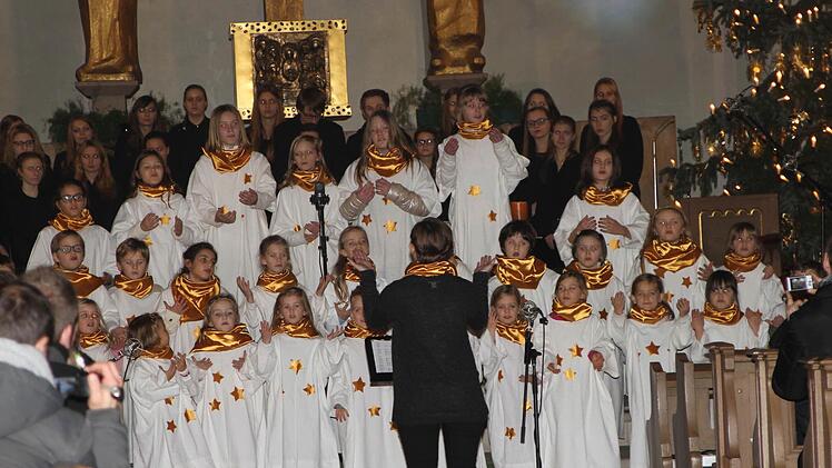 Großen Beifall erhielt der "Kinder- und Teenie-Chor" mit seinem Singspiel. Foto: Günther Geiling