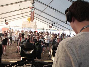 Lukas Koch (rechts) lieferte mit fetten Sounds mehr als nur einen Grund f&uuml;r die Besucher, um zu tanzen. Fotos: Andreas Hofbauer