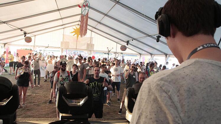 Lukas Koch (rechts) lieferte mit fetten Sounds mehr als nur einen Grund f&uuml;r die Besucher, um zu tanzen. Fotos: Andreas Hofbauer