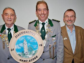 Der neue Schützenkönig Arno Röder (Mitte) mit seinem 1. Ritter Paul Weber (rechts) und 2. Ritter Norbert Dimmler.  Foto: Sigismund von Dobschütz