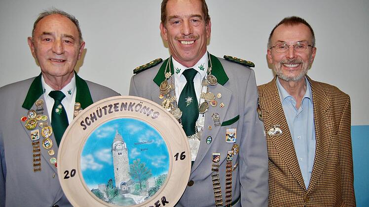 Der neue Schützenkönig Arno Röder (Mitte) mit seinem 1. Ritter Paul Weber (rechts) und 2. Ritter Norbert Dimmler.  Foto: Sigismund von Dobschütz