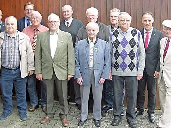 Erwin Schledz, Seniorenbetreuer im Raum Coburg/Sonneberg (rechts), mit den für vieljährige Treue zur Gewerkschaftsarbeit ausgezeichneten EVG-Mitgliedern. Im Bild links Festredner Harald Hammer  Foto: K. Oelzner