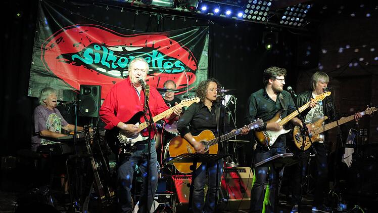 Die "Silhouettes" mit (von links) Tim Taylor, Werner Pöhlmann, Klaus Seifert, Christine Lösch, Matthias Amm und Reinhard Hertrich wollen es in Modschiedel am 24. Februar mit Beat- und Rockoldies krachen lassen, aber auch leisere Töne anschlagen. Foto: Stephan Stöckel
