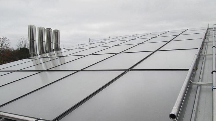 Die Solarthermieanlage auf dem Dach hat eine Fläche von 255 Quadratmetern. Foto: Naturstrom AG