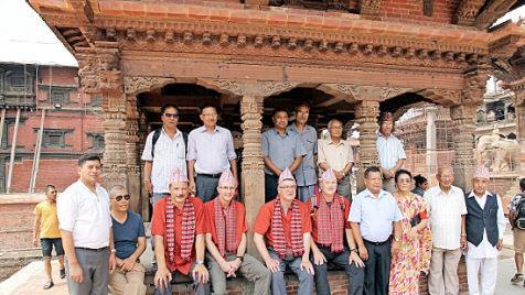 Die Honoratioren der Stadt Patan mit dem Trekking-Team auf dem Durbar Square vor dem wieder aufgebauten "Manimandapa".  Foto: Werner Jahn