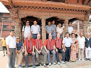 Die Honoratioren der Stadt Patan mit dem Trekking-Team auf dem Durbar Square vor dem wieder aufgebauten "Manimandapa".  Foto: Werner Jahn