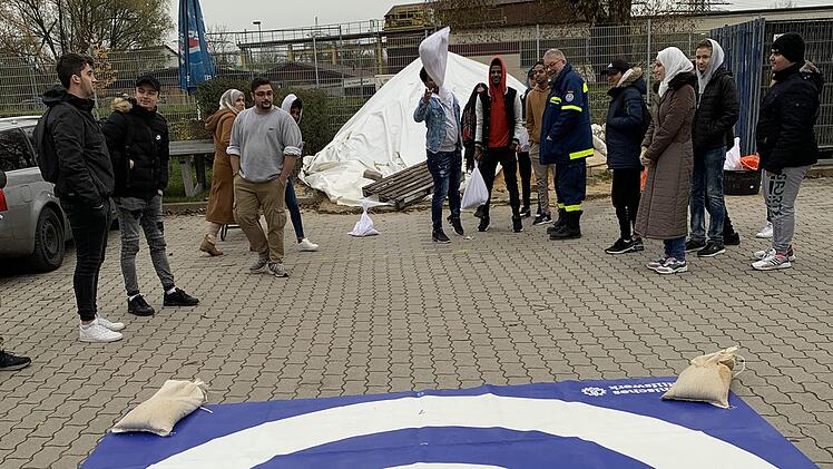 Wenn es schnell gehen muss, wie bei einem Katastrophenalarm, werden Sands&auml;ckchen auch geworfen. Die Sch&uuml;ler des beruflichen Schulzentrums &uuml;bten dies bei den Blaulichtwochen.Sonny Adam