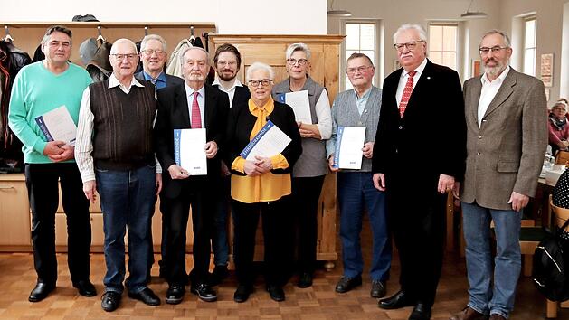 Ehrende und Geehrte stellen sich zum Erinnerungsfoto auf. Foto: J. Blum