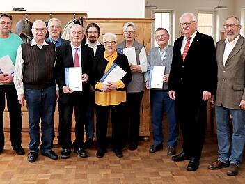 Ehrende und Geehrte stellen sich zum Erinnerungsfoto auf. Foto: J. Blum